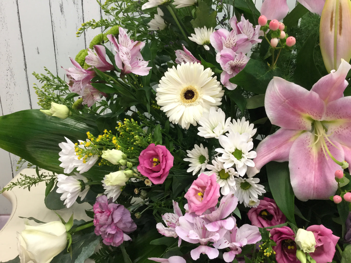 MEDIUM Center Various Flowers